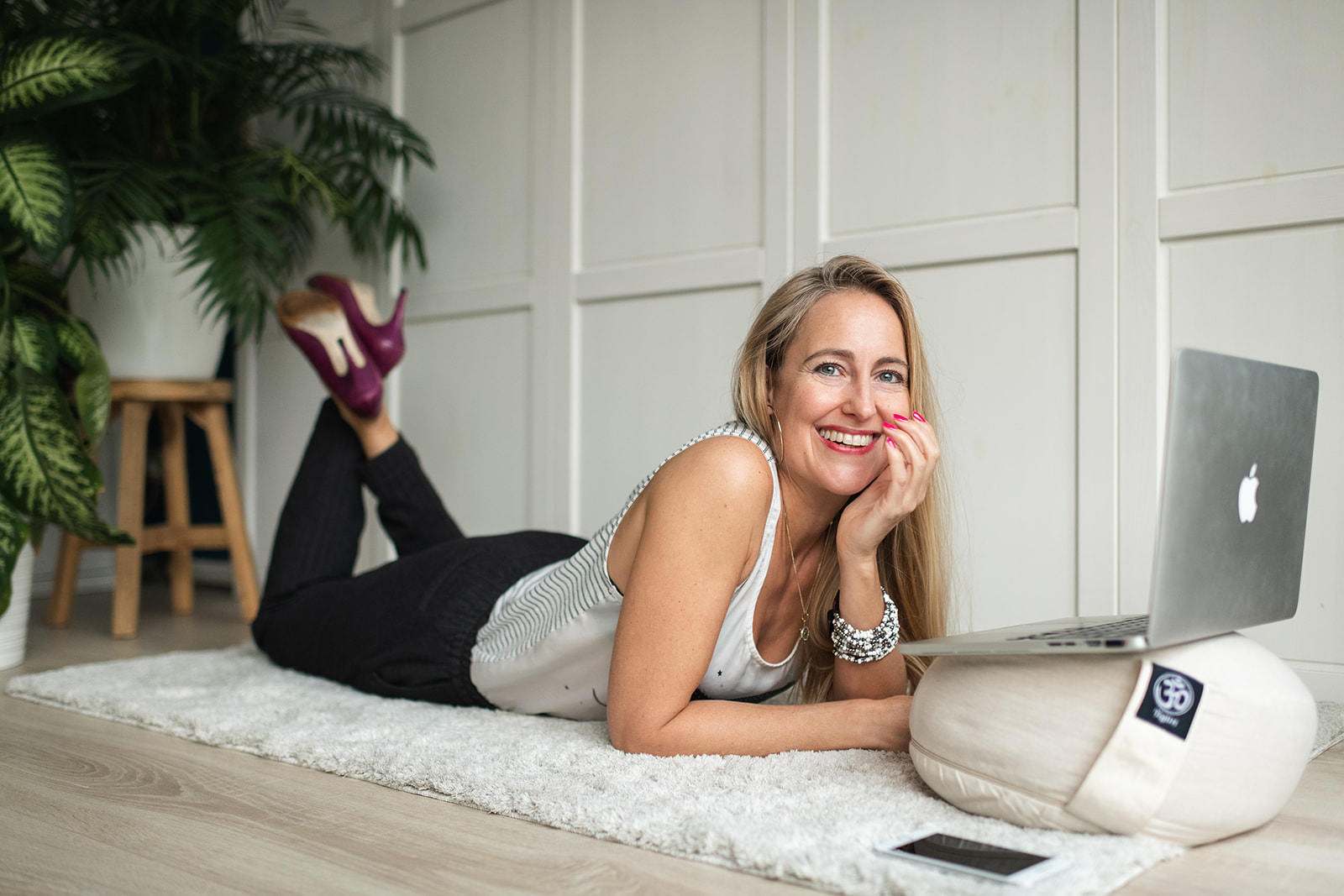 Liggend aan de laptop